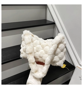 Dettaglio della borsa tote in peluche bianca con trama 3D e morbido manico