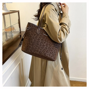Détail d'un grand sac cabas à imprimé léopard avec texte Creative Cat et fines bandoulières