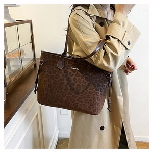 Détail du grand sac cabas à imprimé léopard avec texte Creative Cat et cordon