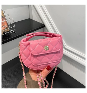 Detail van roze gewatteerde leren tas met gouden camellia sluiting en ketting