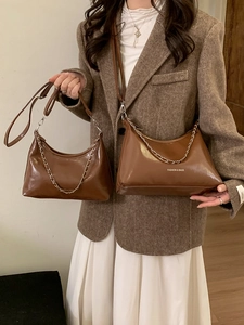 Sac Fourre-Tout Femme Minimaliste en Cuir PU Brillant Grande Capacité Sac à Épaule pour Navettage Avec Chaîne Impression de Lettres