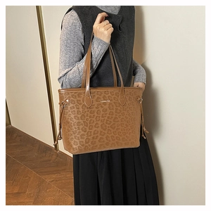 Détail du sac cabas marron à motif léopard avec doubles anses et cordon latéral