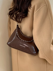 Sac fourre-tout en cuir marron brillant avec chaîne argentée et texte mode