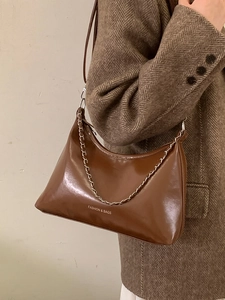 Sac fourre-tout marron foncé en similicuir avec chaîne en métal et lettrage blanc chic