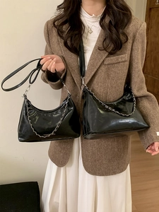 Sacs cabas en cuir noir brillant en deux tailles avec chaîne argentée et imprimé lettre