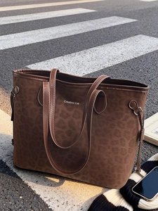 Grand sac cabas marron à imprimé léopard avec logo Creative Cat en milieu urbain