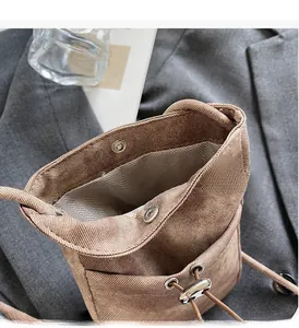 Détail du sac en toile avec cordon, boucle magnétique et doublure à chevrons
