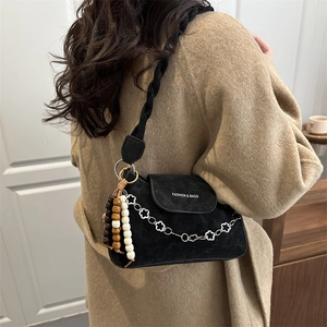 Sac bandoulière noir en daim avec chaîne fleurie argentée et perles en bois