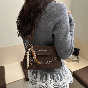 Sac à bandoulière marron dépoli avec perles en bois et chaîne en métal à fleurs design