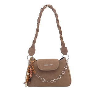 Sac bandoulière en cuir marron givré avec chaîne florale et pompon en bois