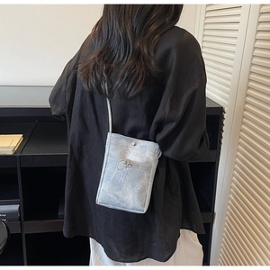 Petit sac bandoulière bleu clair pour téléphone avec bouton pression et anneau en métal