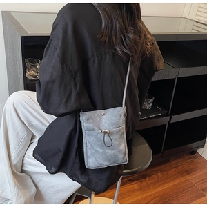 Gros plan sur le sac de téléphone gris minimaliste en toile avec cordon et pression