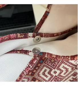 Détail du fermoir magnétique argenté et du motif ethnique sur la doublure du sac cabas