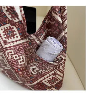 Détail du sac cabas ethnique montrant la poche extérieure avec un parapluie violet