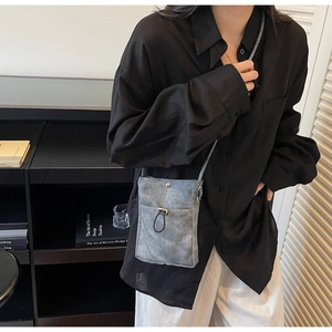 Mini sac à bandoulière gris pour téléphone porté avec une chemise noire surdimensionnée