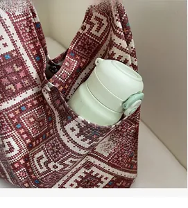 Détail de la poche latérale du sac fourre-tout ethnique contenant une gourde