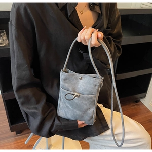 Détails du sac de téléphone en toile grise avec bouton pression et poche à cordon