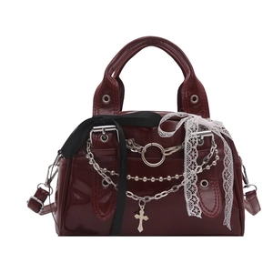 Sac bandoulière en cuir verni bordeaux avec chaînes argentées et détails dentelle