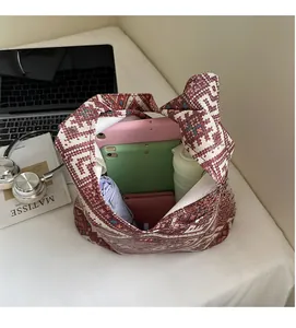 Intérieur spacieux du sac cabas en maille ethnique montrant le rangement pour tablette et objets