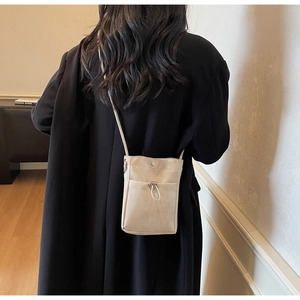 Détail du mini sac de téléphone en toile avec poche à cordon et bouton pression argenté