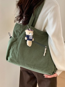 Grand sac fourre-tout en velours côtelé vert avec breloque ours et poche zippée pratique