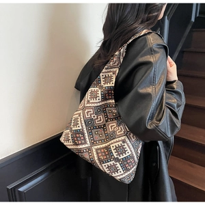 Gros plan du motif ethnique géométrique sur le grand sac cabas en tissu jacquard