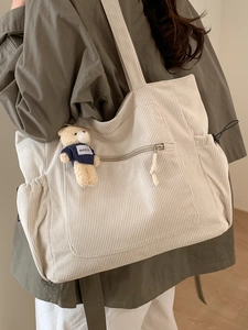 Grand sac cabas en velours côtelé beige pour femme avec breloque ours et poche zippée