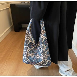 Détail du sac cabas ethnique tissé à motifs géométriques bleus et oranges vintage