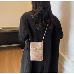 Petit sac à bandoulière minimaliste en cuir synthétique marron sable avec anneau