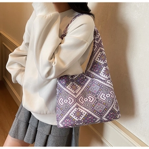 Gros plan détaillé du grand sac cabas ethnique avec motifs géométriques violets et blancs
