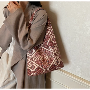 Détail de la texture tissée ethnique géométrique d'un grand sac cabas vintage chic