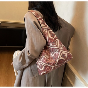 Détail du grand sac cabas en tricot au motif géométrique ethnique bordeaux et bleu