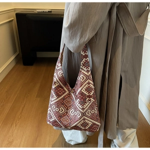 Détail du motif ethnique géométrique coloré sur un grand sac cabas en toile pour femme