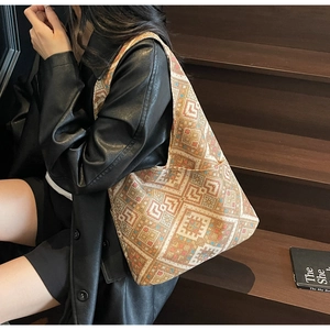 Gros plan détaillé du motif géométrique ethnique sur un grand sac hobo en maille