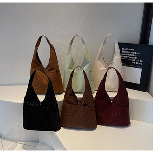 Detailed display of vintage leopard print tote bags in six colors on tiered stands
