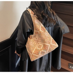 Détail du motif ethnique géométrique sur le grand sac cabas avec rivets en métal