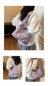Gros plan d'un grand sac cabas en maille violet et blanc avec motif géométrique