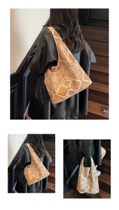 Détail du motif géométrique en tricot d'un grand sac hobo ethnique pour femme chic