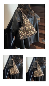 Détail du grand sac cabas ethnique montrant le tissage jacquard géométrique coloré
