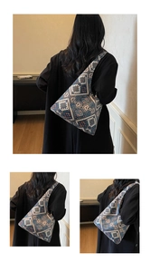 Détail du tissu jacquard ethnique rétro sur un grand sac cabas à motifs géométriques