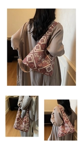 Vues détaillées d'un grand sac cabas ethnique avec des motifs géométriques rouges et beige