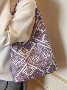 Sac hobo ethnique avec motif jacquard géométrique violet porté à l'épaule pour femme