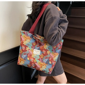 Detail of the large vintage ethnic tote bag with floral jacquard pattern and wide strap