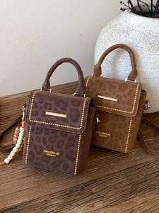 Petit Sac Carré en Cuir PU Imprimé Léopard pour Femmes Sac Bandoulière à Rivets avec Pampille en Perles Sac à Main Rétro