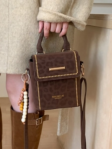 Vintage Leopard Print Rivet Shoulder Bag For Women Small PU Leather Crossbody Bag With Wood Beaded Charm Fashion Square Handbag