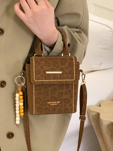 Sac à main chic à motif léopard avec bordure dorée et bandoulière réglable pratique