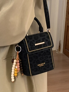 Sac bandoulière chic imprimé léopard noir avec clous dorés et breloque en perles colorées