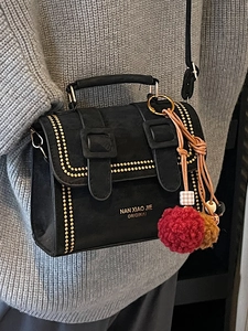 Klassische schwarze Leder-Umhängetasche mit Goldnieten und Quasten-Anhänger für Damen