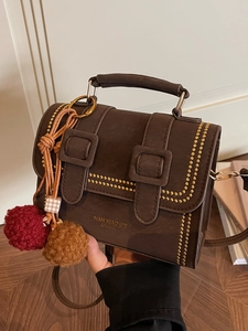 Retro dunkelbraune Cambridge Umhängetasche mit Goldnieten und Plüschball-Anhänger