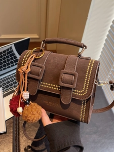 Braune Retro-Cambridge-Tasche mit Goldperlen-Besatz und flauschigem Plüschball-Anhänger